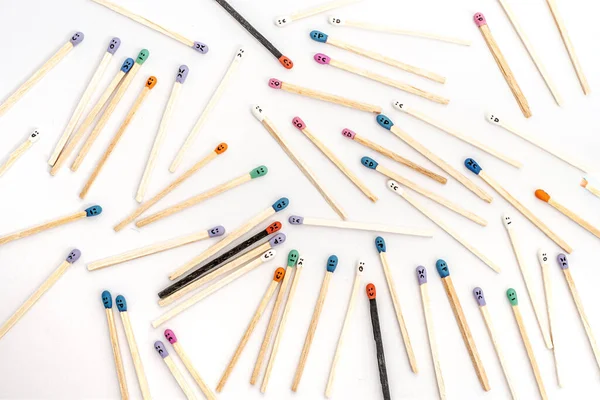 Matchsticks Multicolores Avec Des Visages Peints Sur Les Têtes — Photo