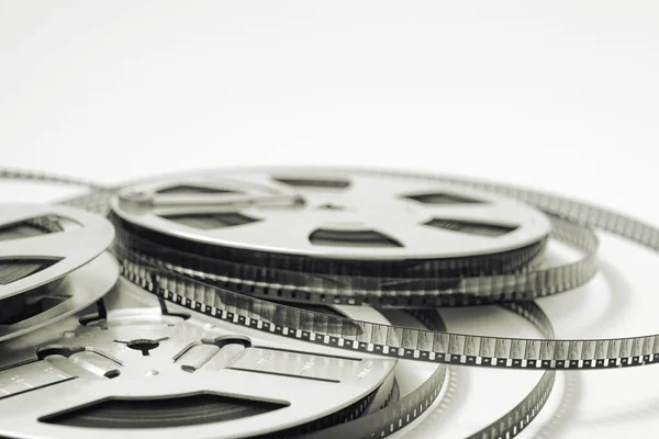 Beyaz bir arka plan üzerinde izole eski film makarası