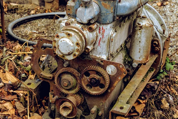 Υπαίθρια Τοπίο Εγκαταλελειμμένο Κινητήρα Αυτοκινήτου Στο Έδαφος — Φωτογραφία Αρχείου