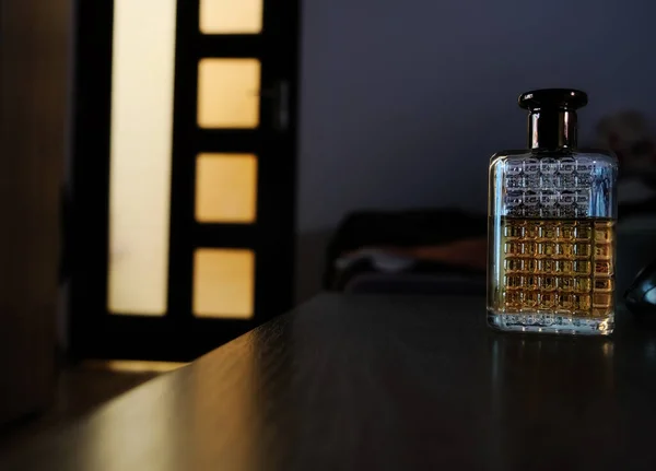 桌子上的香水瓶 — 图库照片