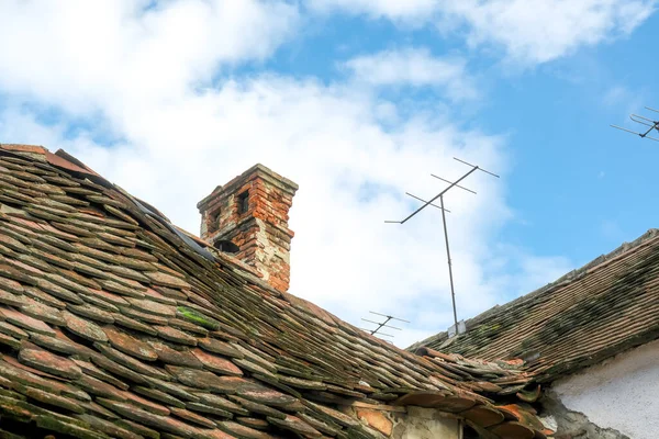 Rumänisches Keramikschindeldach Mit Gemauertem Kamin Und Alter Fernsehantenne — Stockfoto