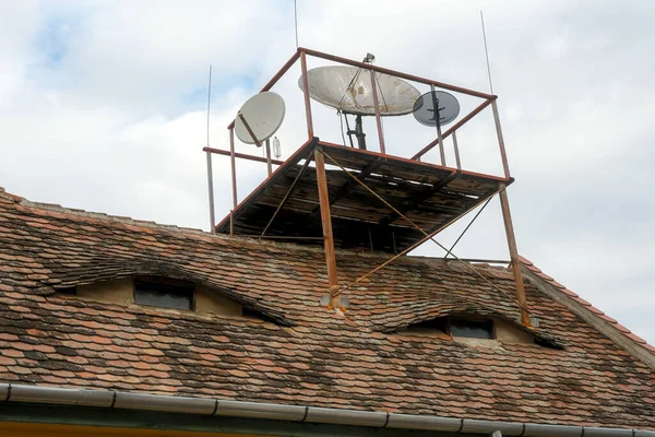 Telhado Telha Cerâmica Romena Com Chaminé Tijolo Antena Televisão Antiga — Fotografia de Stock