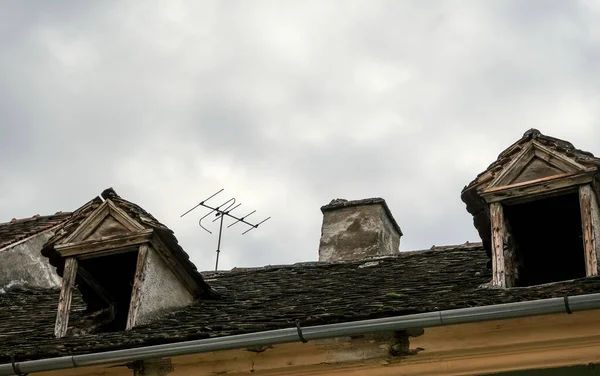 Romanian Ceramic Shingle Roof Brick Chimney Old Television Antenna — Stock Photo, Image