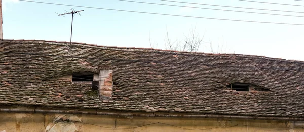 Rumuński Ceramiczny Dach Gontowy Ceglanym Kominem Starą Anteną Telewizyjną — Zdjęcie stockowe