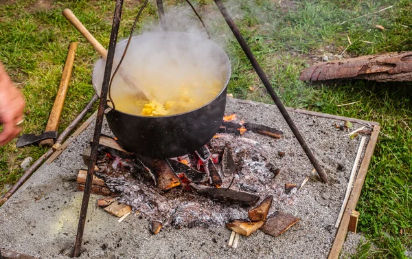 Comida Tradicional Romena Preparada Caldeirão Fogo Aberto — Fotografia de Stock