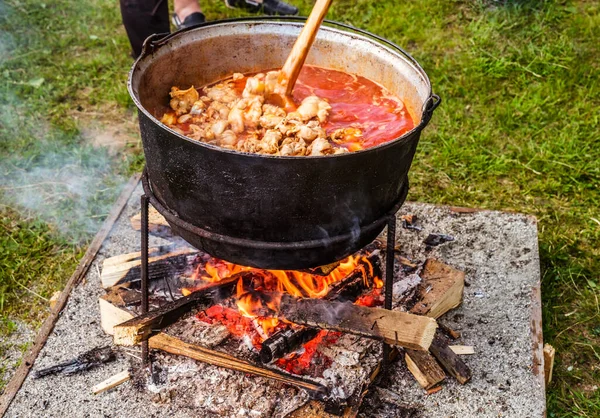 Comida Tradicional Romena Preparada Caldeirão Fogo Aberto — Fotografia de Stock