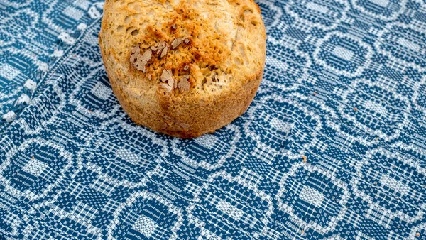 Romeno Pão Caseiro Tradicional Mesa Com Toalha Mesa Clássica — Fotografia de Stock