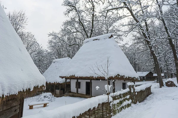 Pueblo Rumano Tradicional Con Techos Paja Casa Vieja Cubiertos Nieve — Foto de Stock