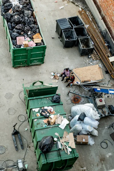 Two People Garbage Containers — Stock Photo, Image