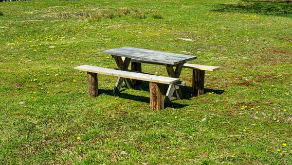Tavolo Panca Legno Nel Campo Fiorito — Foto Stock