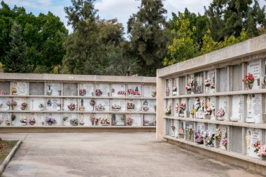 Malaga, İspanya - 24 Şubat 2018 Ünlü Malaga Park Mezarlığı Mezarlığı Mezarlığı, çiçek buketleriyle süslenmiş