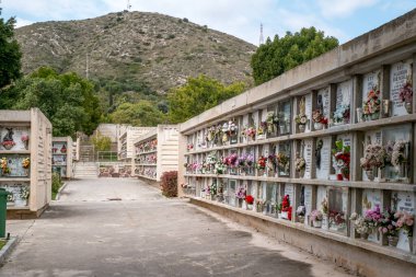 Malaga, İspanya - 24 Şubat 2018 Ünlü Malaga Park Mezarlığı Mezarlığı Mezarlığı, çiçek buketleriyle süslenmiş