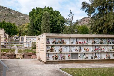 Malaga, İspanya - 24 Şubat 2018 Ünlü Malaga Park Mezarlığı Mezarlığı Mezarlığı, çiçek buketleriyle süslenmiş