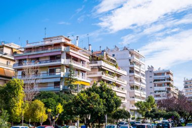 Atina, Yunanistan - 12 Şubat 2020 Atina 'nın güzel caddeleri apartmanlar, arabalar ve dükkanlar