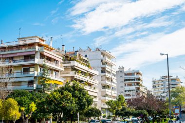 Atina, Yunanistan - 12 Şubat 2020 Atina 'nın güzel caddeleri apartmanlar, arabalar ve dükkanlar