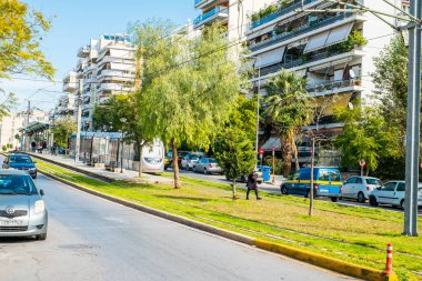 Atina, Yunanistan - 12 Şubat 2020 Atina 'nın güzel caddeleri apartmanlar, arabalar ve dükkanlar