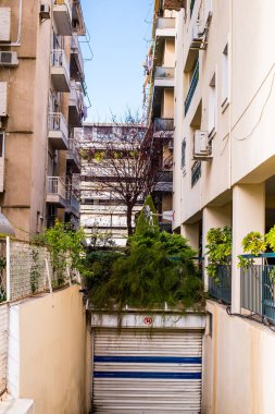 Atina, Yunanistan - 12 Şubat 2020 Atina 'nın güzel caddeleri apartmanlar, arabalar ve dükkanlar