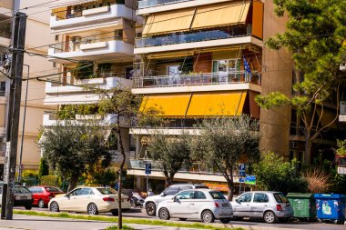 Atina, Yunanistan - 12 Şubat 2020 Atina 'nın güzel caddeleri apartmanlar, arabalar ve dükkanlar