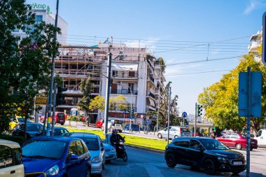 Atina, Yunanistan - 12 Şubat 2020 Atina 'nın güzel caddeleri apartmanlar, arabalar ve dükkanlar