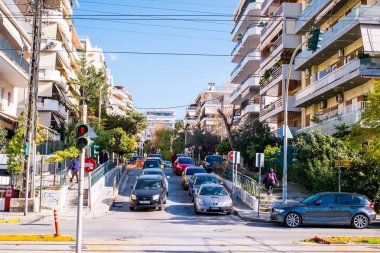 Atina, Yunanistan - 12 Şubat 2020 Atina 'nın güzel caddeleri apartmanlar, arabalar ve dükkanlar