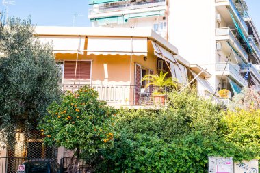 Atina, Yunanistan - 12 Şubat 2020 Atina 'nın güzel caddeleri apartmanlar, arabalar ve dükkanlar