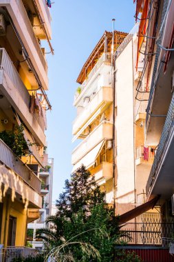 Atina, Yunanistan - 12 Şubat 2020 Atina 'nın güzel caddeleri apartmanlar, arabalar ve dükkanlar