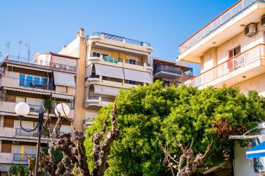 Atina, Yunanistan - 12 Şubat 2020 Atina 'nın güzel caddeleri apartmanlar, arabalar ve dükkanlar