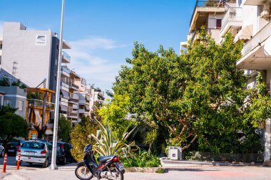 Atina, Yunanistan - 12 Şubat 2020 Atina 'nın güzel caddeleri apartmanlar, arabalar ve dükkanlar