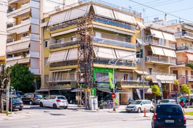 Atina, Yunanistan - 12 Şubat 2020 Atina 'nın güzel caddeleri apartmanlar, arabalar ve dükkanlar