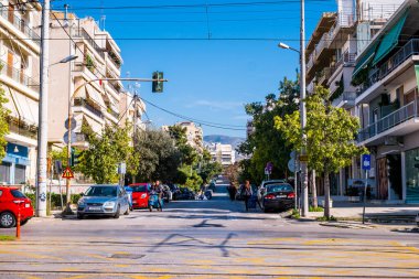 Atina, Yunanistan - 12 Şubat 2020 Atina 'nın güzel caddeleri apartmanlar, arabalar ve dükkanlar