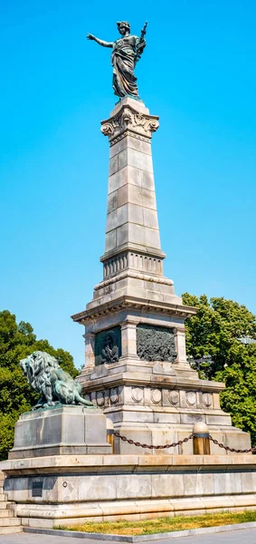 ブルガリアのルセ市 2020年7月28日 晴れた夏の日に ブルガリアのルセ市の記念碑の上部にある自由の彫刻 — ストック写真