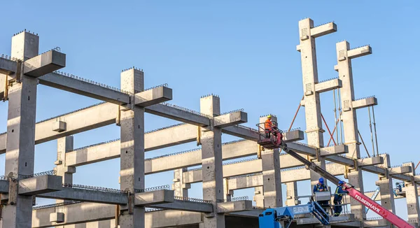 Sibiu Rumänien Februari 2021 Arbetare Installera Betongbjälkar Kommunens Stadion Byggarbetsplats — Stockfoto