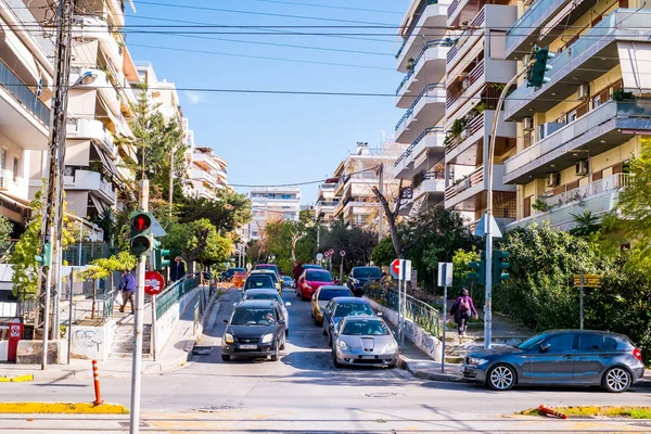 Atina, Yunanistan - 12 Şubat 2020 Atina 'nın güzel caddeleri apartmanlar, arabalar ve dükkanlar