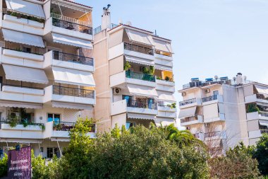 Atina, Yunanistan - 12 Şubat 2020 Atina 'nın güzel caddeleri apartmanlar, arabalar ve dükkanlar