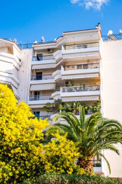 Atina, Yunanistan - 12 Şubat 2020 Atina 'nın güzel caddeleri apartmanlar, arabalar ve dükkanlar