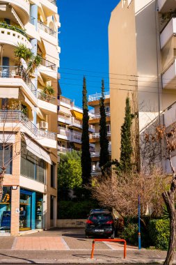 Atina, Yunanistan - 12 Şubat 2020 Atina 'nın güzel caddeleri apartmanlar, arabalar ve dükkanlar