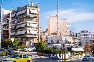 Atina, Yunanistan - 12 Şubat 2020 Atina 'nın güzel caddeleri apartmanlar, arabalar ve dükkanlar