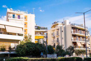 Atina, Yunanistan - 12 Şubat 2020 Atina 'nın güzel caddeleri apartmanlar, arabalar ve dükkanlar