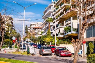 Atina, Yunanistan - 12 Şubat 2020 Atina 'nın güzel caddeleri apartmanlar, arabalar ve dükkanlar
