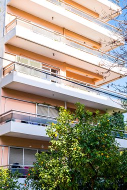 Atina, Yunanistan - 12 Şubat 2020 Atina 'nın güzel caddeleri apartmanlar, arabalar ve dükkanlar