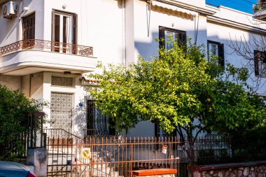 Atina, Yunanistan - 12 Şubat 2020 Atina 'nın güzel caddeleri apartmanlar, arabalar ve dükkanlar