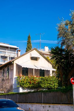 Atina, Yunanistan - 12 Şubat 2020 Atina 'nın güzel caddeleri apartmanlar, arabalar ve dükkanlar