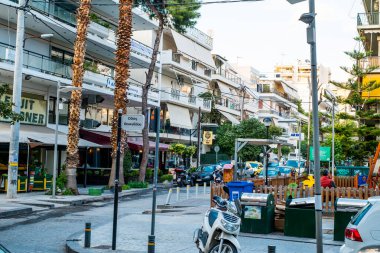 Atina, Yunanistan - 12 Şubat 2020 Atina 'nın güzel caddeleri apartmanlar, arabalar ve dükkanlar