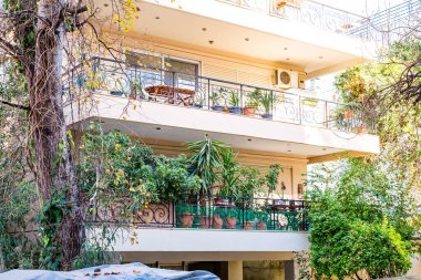 Atina, Yunanistan - 12 Şubat 2020 Atina 'nın güzel caddeleri apartmanlar, arabalar ve dükkanlar