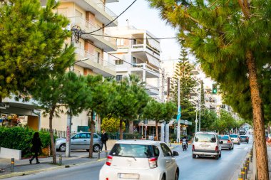 Atina, Yunanistan - 12 Şubat 2020 Atina 'nın güzel caddeleri apartmanlar, arabalar ve dükkanlar