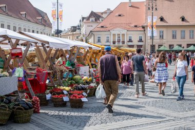 Sibiu, Romanya - 07 Eylül 2019. Geleneksel gıda ve mevsimlik ürünlerle Sibiu şehrinde Yıllık Sonbahar Hasat Festivali, Büyük Meydan, Transilvanya