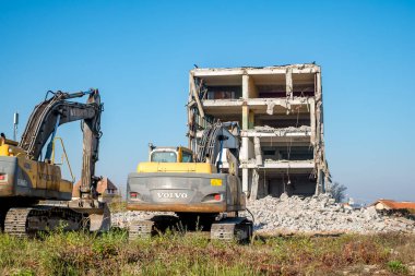 Sibiu City, Romanya - 26 Ekim 2019. Hidrolik kazıcı ile yıkılan bina