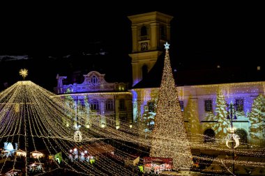 Sibiu, Romanya - 16 Kasım 2019. Romanya 'nın Transilvanya' nın tarihi merkezi Sibiu 'daki Geleneksel Noel pazarının panoramik manzarası.