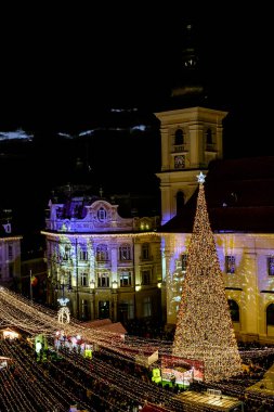 Sibiu, Romanya - 16 Kasım 2019. Romanya 'nın Transilvanya' nın tarihi merkezi Sibiu 'daki Geleneksel Noel pazarının panoramik manzarası.