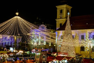 Sibiu, Romanya - 16 Kasım 2019. Romanya 'nın Transilvanya' nın tarihi merkezi Sibiu 'daki Geleneksel Noel pazarının panoramik manzarası.